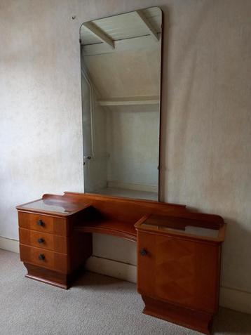 Vintage kaptafel met spiegel beschikbaar voor biedingen