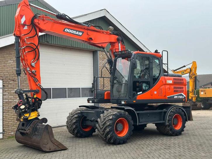 Doosan DX140W-3 (bj 2014), Zakelijke goederen, Machines en Bouw | Kranen en Graafmachines, Graafmachine