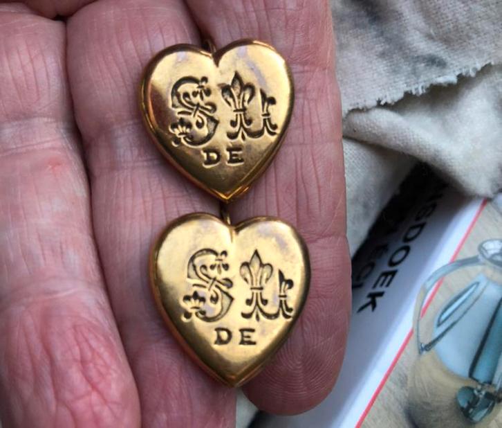 Zoë Coste Vintage Unieke Hart Oorbellen Goud Kleur RARE, Sieraden, Tassen en Uiterlijk, Oorbellen, Gebruikt, Hangers, Overige materialen