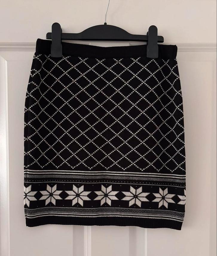 FB Sister rokje zwart M, Kleding | Dames, Rokken, Zo goed als nieuw, Maat 38/40 (M), Zwart, Boven de knie, Ophalen of Verzenden
