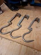 3 Oude Vleeshaken met Rol, Ophalen