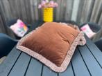 2 kussens velours brons kleurig samen €10, Huis en Inrichting, Woonaccessoires | Kussens, Ophalen of Verzenden, Zo goed als nieuw