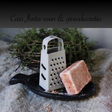 Cadeausetje: Rasp, aromablokje en houten plateautje beschikbaar voor biedingen