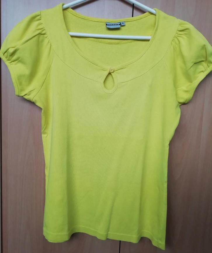 Prachtig geel shirt M met ronde hals en splitje, Kleding | Dames, T-shirts, Gedragen, Maat 38/40 (M), Geel, Korte mouw, Ophalen of Verzenden