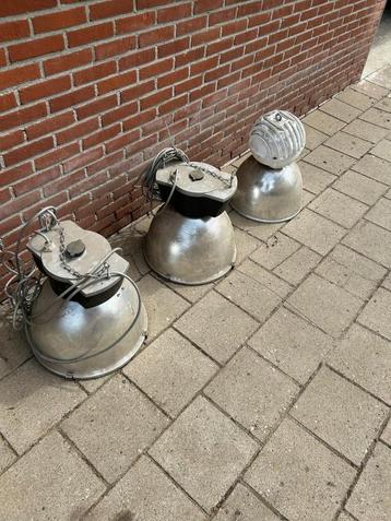 Industriële hanglampen (makkelijk om te bouwen naar LED) beschikbaar voor biedingen
