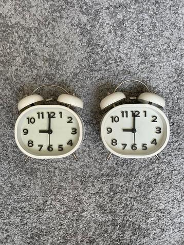 2 IKEA analoog klokken met alarm beschikbaar voor biedingen