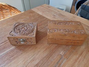 2 houten kistjes met houtsnijwerk beschikbaar voor biedingen