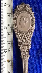 Wilhelmina, Verzamelen, Koninklijk Huis en Royalty, Ophalen of Verzenden, Zo goed als nieuw, Speld(je) of Lepel(tje)