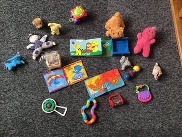 Baby speeltjes, rammelaars, knuffeltjes,knijphondje,auto beschikbaar voor biedingen
