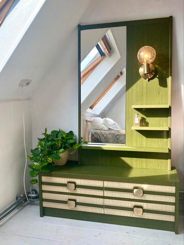 Unieke Olijfgroene Vintage Kaptafel met Lamp en Messing