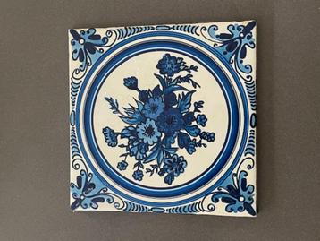 Vintage Mosa tegel. Handbeschilderd blauw wit bloemen. 1974. beschikbaar voor biedingen