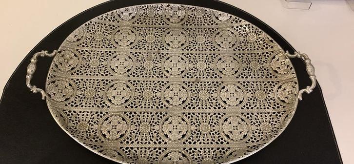 Zilverkleurige opengewerkte schaal, Huis en Inrichting, Woonaccessoires | Schalen en Manden, Zo goed als nieuw, Schaal, Ovaal