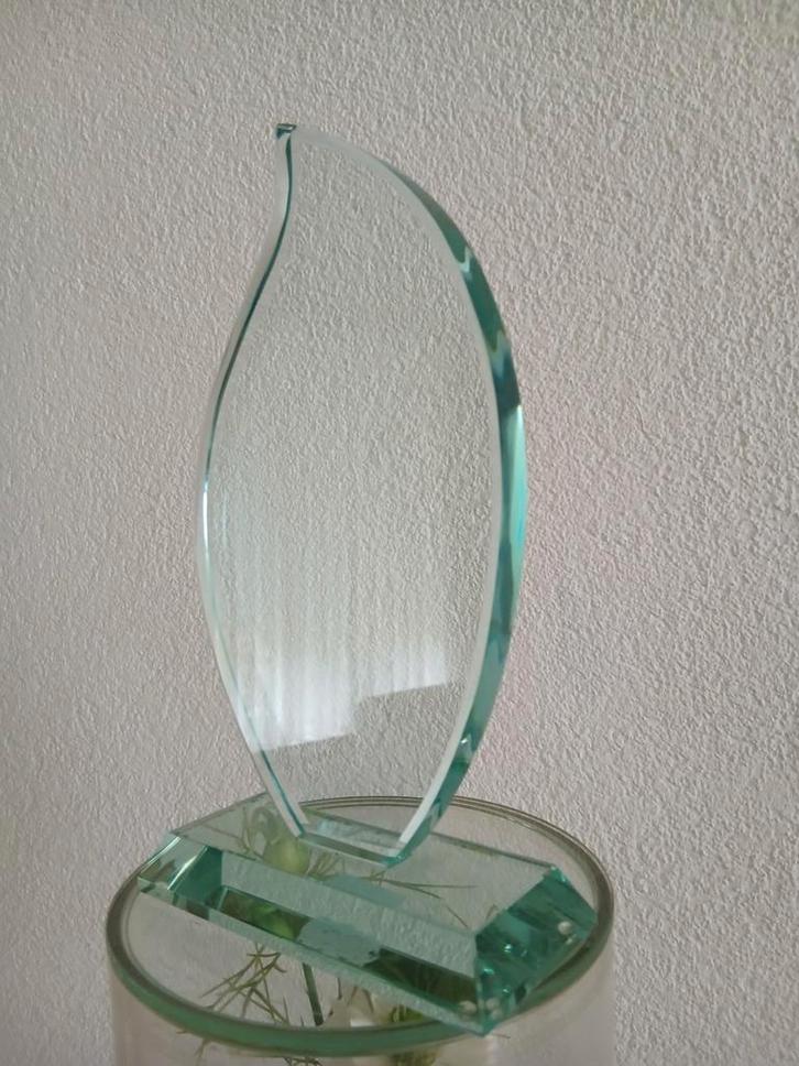 Glazen beeld vlam of druppel op glazen sokkel, Antiek en Kunst, Kunst | Designobjecten, Ophalen of Verzenden