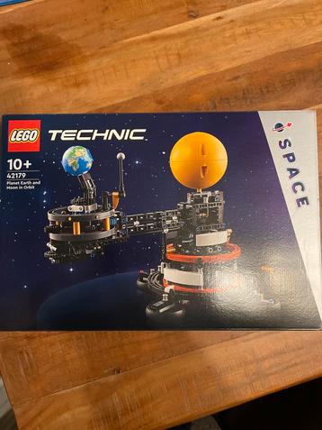 LEGO Technic 42179 Planeet Aarde en Maan in Baan beschikbaar voor biedingen