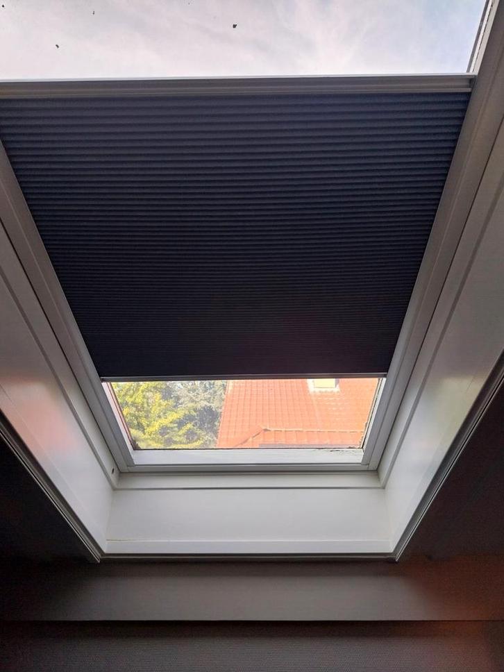 Velux verduisterde plissé gordijnen. 1x grijs en 1 x blauw., Huis en Inrichting, Stoffering | Gordijnen en Lamellen, Zo goed als nieuw