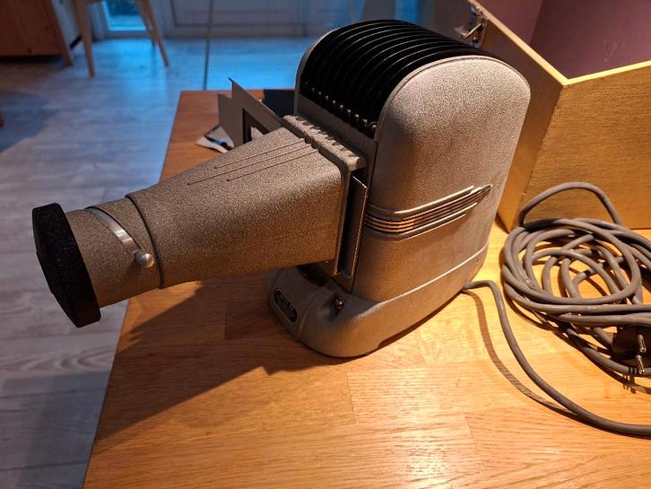 Oude Diaprojector nostalgisch voor liefhebber, Audio, Tv en Foto, Diaprojectors, Gebruikt, Ophalen