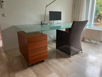 Bureau met glazen plaat + kast (Assen) beschikbaar voor biedingen