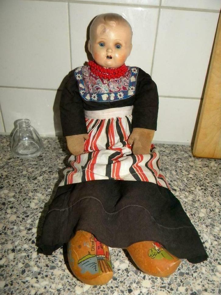 Oude pop, echt heel schattig, lengte 45 cm. Lijfje van stro, Verzamelen, Poppen, Gebruikt, Pop, Ophalen of Verzenden