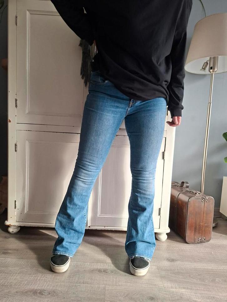Levis High waist flared jeans 32, Kleding | Dames, Spijkerbroeken en Jeans, Gedragen, W30 - W32 (confectie 38/40), Blauw, Ophalen of Verzenden