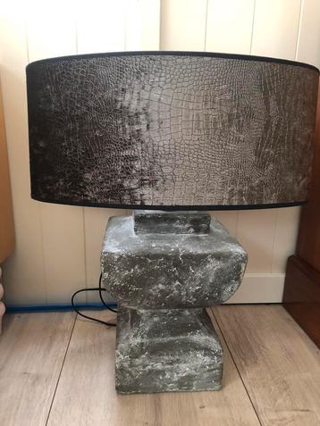 Prachtige sobere schemerlamp met betonnen voet beschikbaar voor biedingen