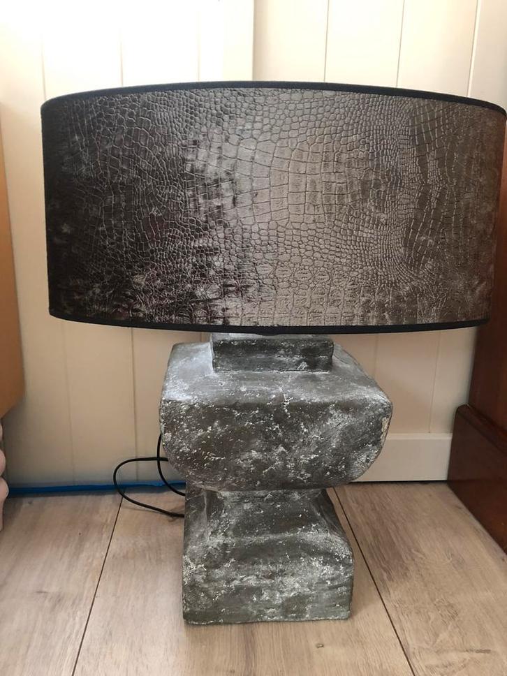 Prachtige sobere schemerlamp met betonnen voet, Huis en Inrichting, Lampen | Tafellampen, Zo goed als nieuw, Minder dan 50 cm