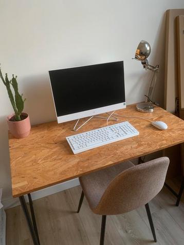 Bureau met wandplankjes (spaanplaat, gelakt)