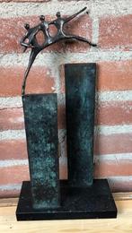 Corry Ammerlaan- Bronzen sculptuur- Samen een stap hoger, Antiek en Kunst, Kunst | Beelden en Houtsnijwerken, Ophalen of Verzenden