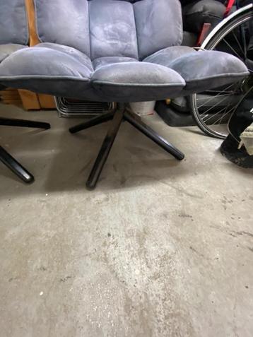 Twee fauteuils  beschikbaar voor biedingen