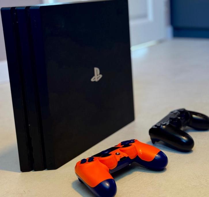 PlayStation 4 PRO - 1 TB, Spelcomputers en Games, Spelcomputers | Sony PlayStation 4, Zo goed als nieuw, Pro, 1 TB, Met 2 controllers