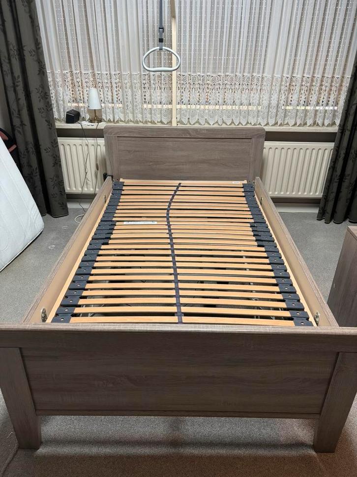 Elektrisch bed met papegaai, Huis en Inrichting, Slaapkamer | Bedden, Zo goed als nieuw, Eenpersoons, 120 cm, 200 cm, Hout, Grijs