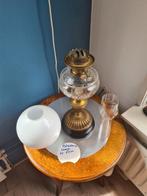 Oude Petroleumlamp met glazen kap, Ophalen
