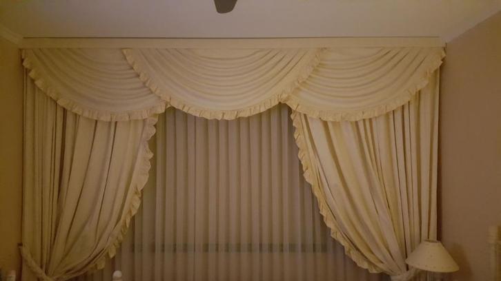 Gordijnen, draperie, embrasse, kap zacht geel satijn/creme, Huis en Inrichting, Stoffering | Gordijnen en Lamellen, Zo goed als nieuw