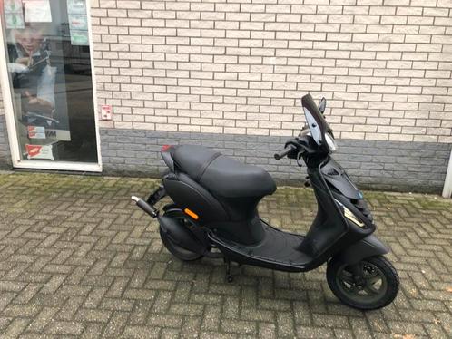 DIKKE PIAGGIO ZIP SP 2-T SP LINE  2001 10.000 MAT BLACK, Fietsen en Brommers, Scooters | Piaggio