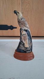 Aziatische gesneden buffel hoorn met haviken op houten voet, Antiek en Kunst, Kunst | Niet-Westerse kunst, Ophalen of Verzenden