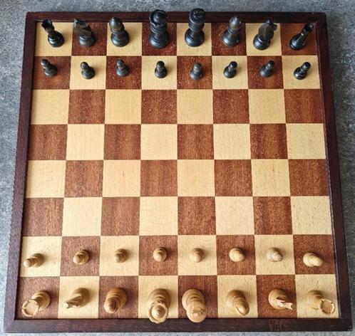 SCHAAKBORD (43/43 cm) + Staunton Schaakstukken + Homas Damst, Hobby en Vrije tijd, Gezelschapsspellen | Bordspellen, Gebruikt