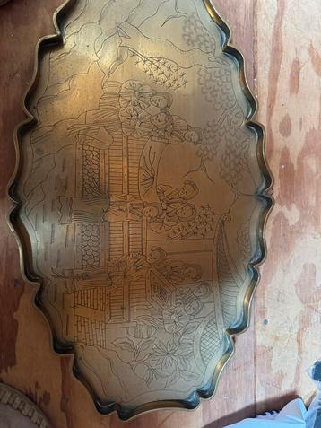 Antieke Messing of bronzen Schaal met Chinese Gravures beschikbaar voor biedingen