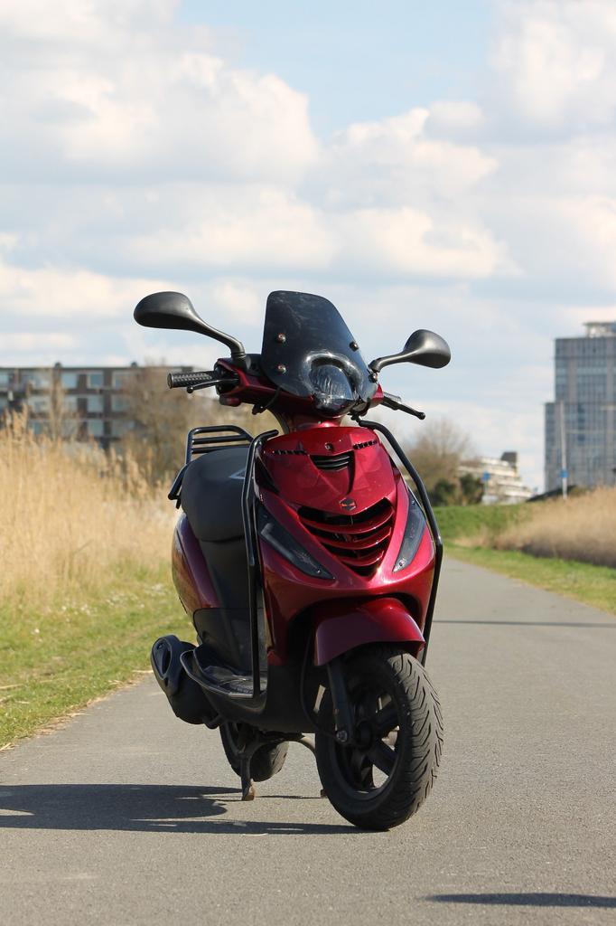 Full Option Piaggio Zip 2017 9600km bromkenteken, Fietsen en Brommers, Scooters | Piaggio, Gebruikt, Zip, Maximaal 45 km/u, Benzine