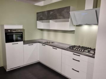 NIEUWE Showroomkeuken / WEG=WEG / INNOVARE KEUKENS beschikbaar voor biedingen