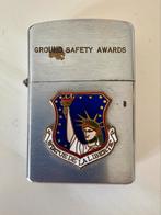 49th Tactical Figjter Wing lighter, Verzamelen, Ophalen of Verzenden, Landmacht, Embleem of Badge