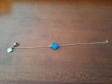 Blauwe Klaver Armband met Goudkleurige Details beschikbaar voor biedingen