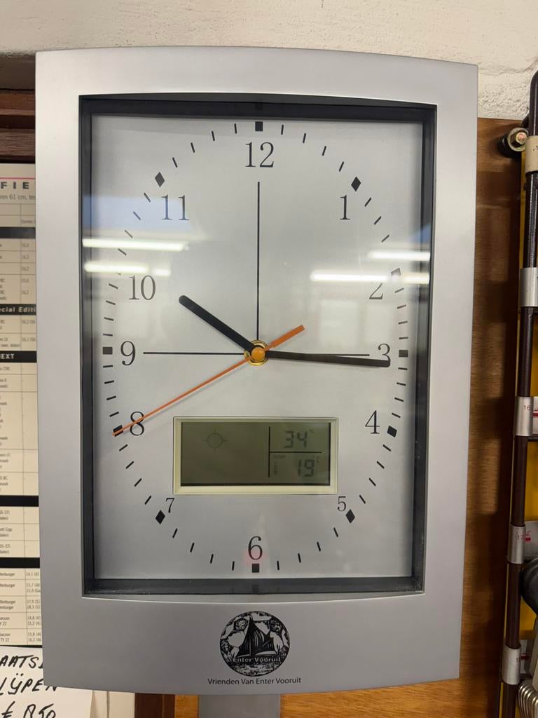 Enter vooruit klok (Nr: 2104), Huis en Inrichting, Woonaccessoires | Klokken, Ophalen, Zo goed als nieuw, Wandklok