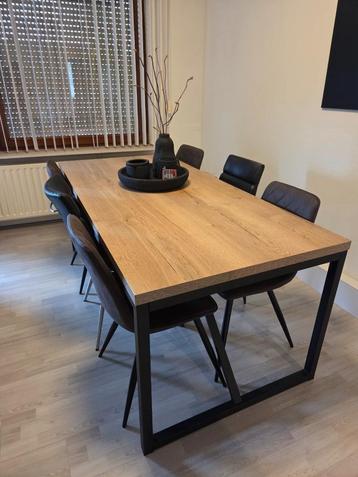Eetkamertafel eiken hout+ 6 stoelen beschikbaar voor biedingen