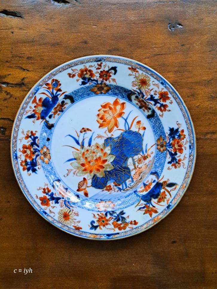 Chinees porseleinen bord rood wit blauw goudverf, China, Antiek en Kunst, Antiek | Porselein, Ophalen of Verzenden