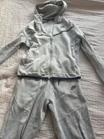 Nike Tech Fleece Trainingspak Grijs - Maat M, Kinderen en Baby's, Kinderkleding | Maat 164, Ophalen of Verzenden, Zo goed als nieuw