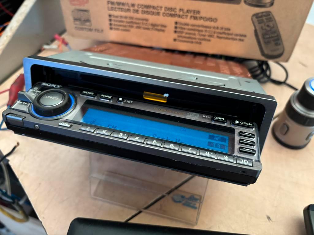 SONY CDX‐C90 CarMiZa- Sony ES CDX-C90 Motorized Faceplate FIXED! - YouTube