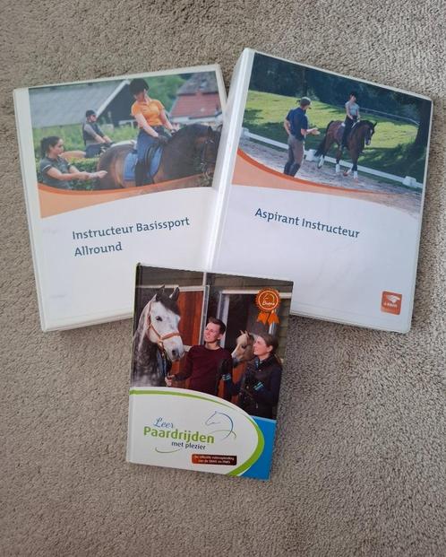 Mappen voor de instructeursopleiding paardensport, Boeken, Dieren en Huisdieren, Zo goed als nieuw, Paarden of Pony's, Ophalen of Verzenden
