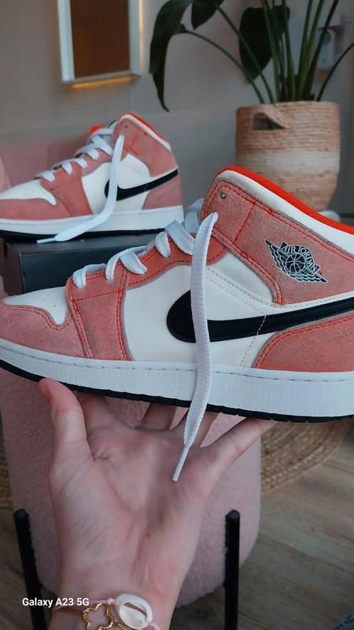 Originele Nike air Jordan 1 mid sneakers. 100% originele, Kleding | Dames, Schoenen, Gedragen, Sneakers of Gympen, Ophalen of Verzenden
