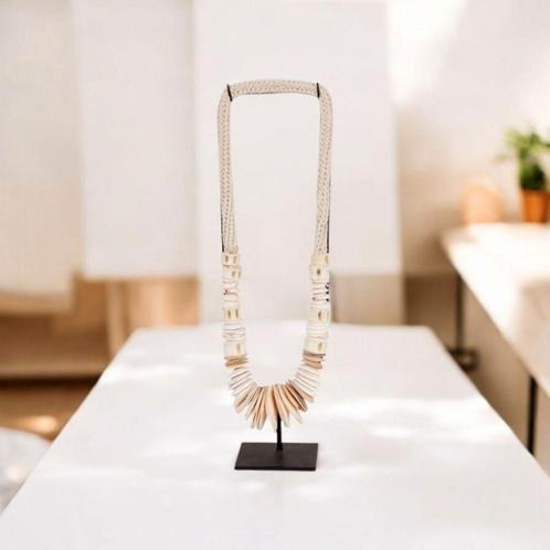 Schelpenketting op standaard platte schelpen bali, Antiek en Kunst, Kunst | Niet-Westerse kunst, Ophalen of Verzenden
