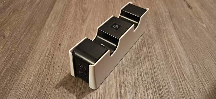 QWARE PS5 Oplaadstation - 2 Controllers, Spelcomputers en Games, Spelcomputers | Sony PlayStation Consoles | Accessoires, Zo goed als nieuw