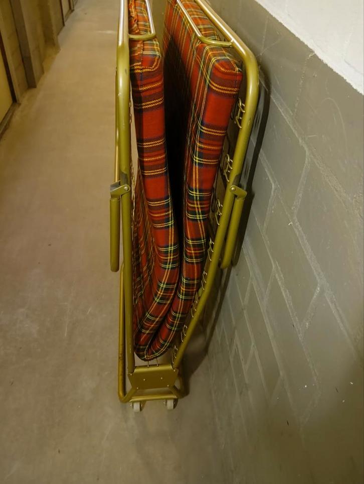 Opklapbed / Logeerbed - Inklapbaar, Huis en Inrichting, Slaapkamer | Bedden, Gebruikt, Eenpersoons, 80 cm, 200 cm, Metaal, Rood